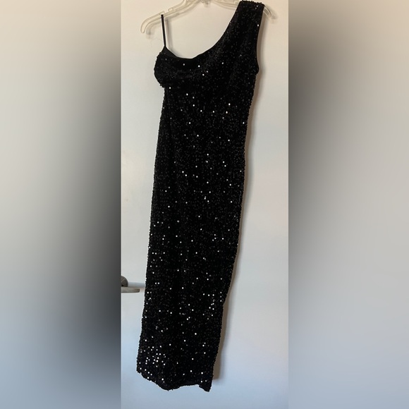 Black sequin gown, one shoulder, high slit on left leg, size L. Perfect for prom - Picture 2 of 3